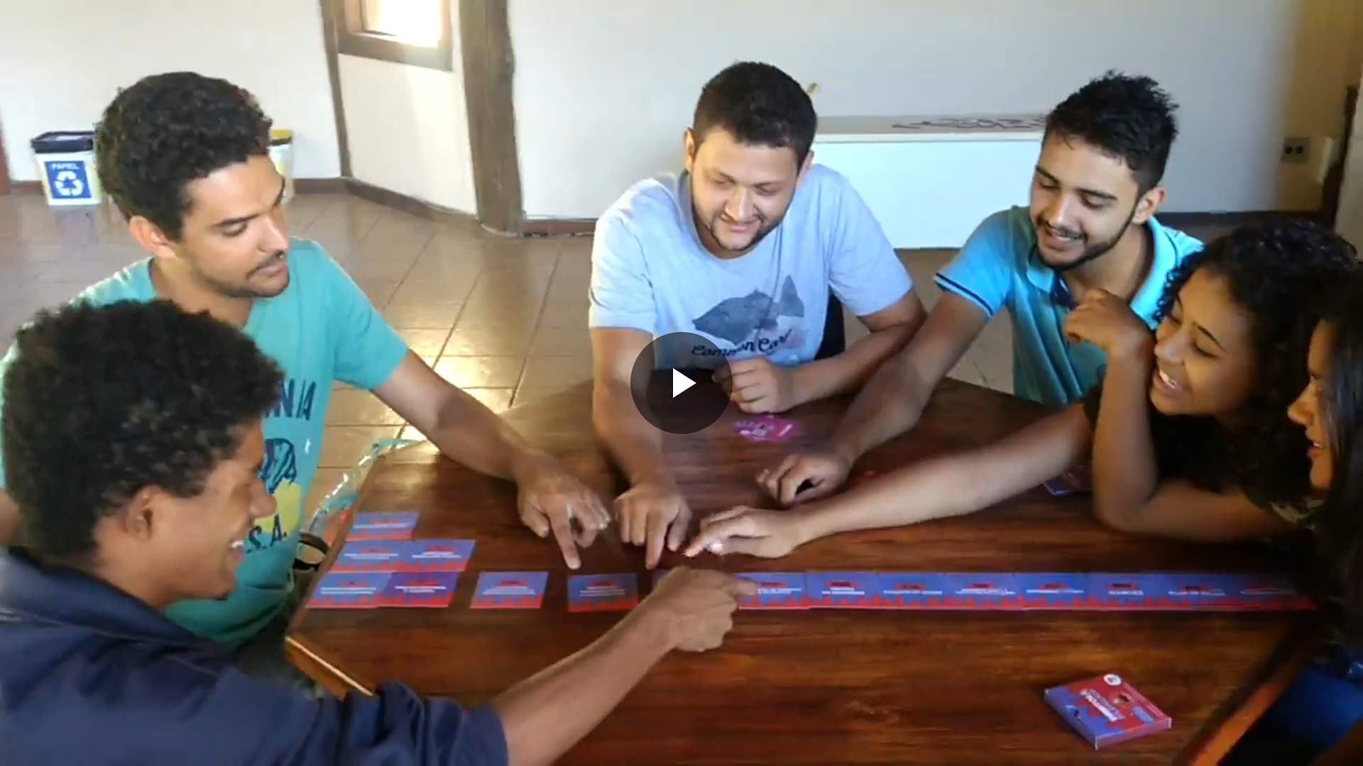 Foto: jovens aprendendo política através de jogos. Facilitação- Fabiano Ferreirah e Graziele Souza